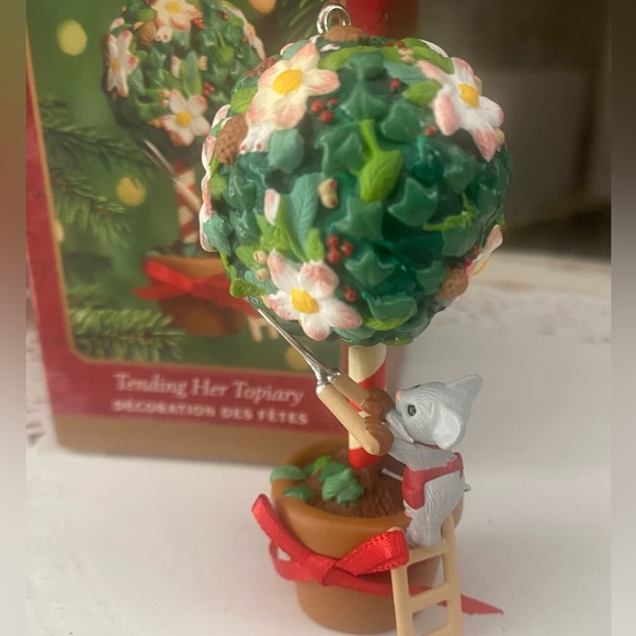 🎄 HALLMARK KEEPSAKE ORNAMENT. “TENDING HER TOPIARY”. DATED 2000. RARE & RETIRED - Picture 4 of 9